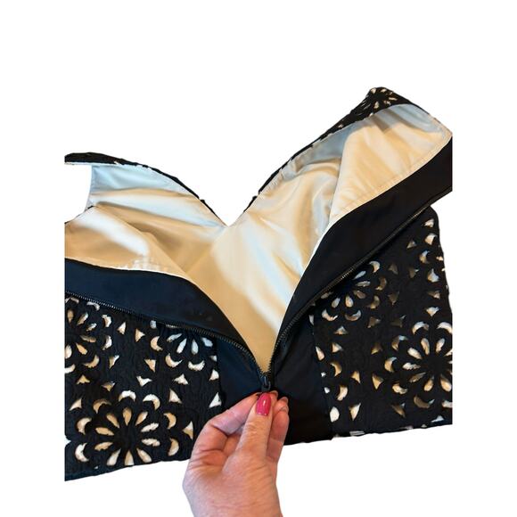 Alice + Olivia Black Floral Laser Cut Lyla Crop Top - Size 8 - Picture 7 of 9